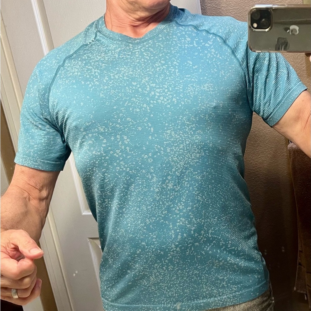 Men’s Lululemon top